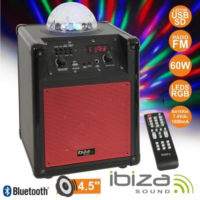 Coluna de som preta com grade vermelha e disco LED, com controle remoto ao lado.