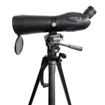 Telescópio preto com tripé preto e inscrição 20-60x60.