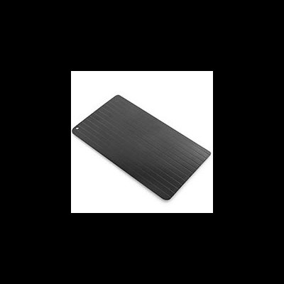 Tapete retangular preto com linhas longitudinais e pequeno furo num canto