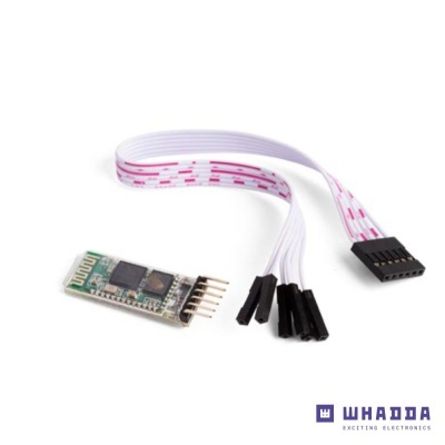 Cabo plano branco com conectores pretos e circuito eletrónico