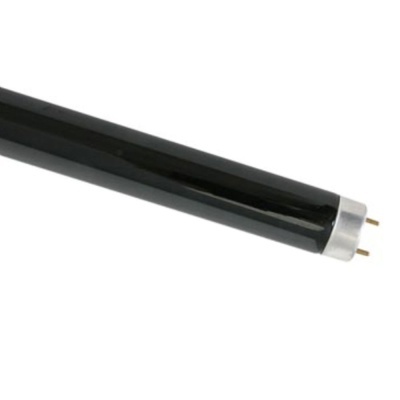 Tubo fluorescente preto com extremidades metálicas prateadas e dois pinos.