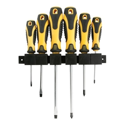 Conjunto de seis chave de fendas pretas e amarelas penduradas num suporte preto