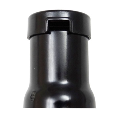 Garrafa preta com tampa preta em fundo branco