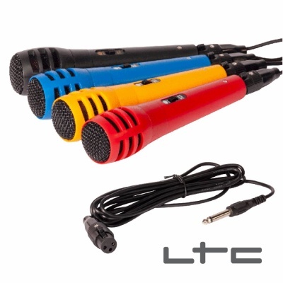 Quatro microfones coloridos com cabo preto e conector XLR