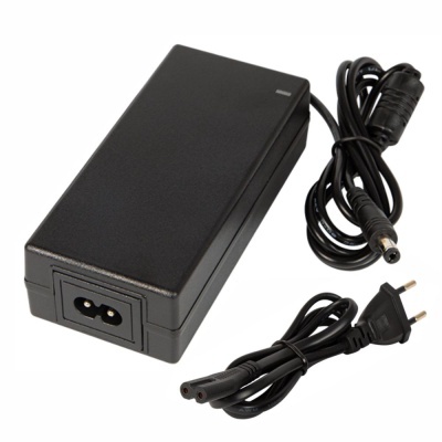 Fonte de alimentação preta com cabos e fichas