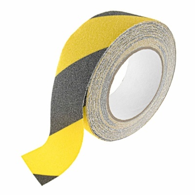 Rolo de fita antiderrapante amarela e preta com riscas diagonais.