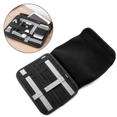 Organizador preto para cabos e acessórios electrónicos em tecido elástico.