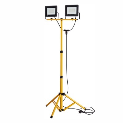 Tripé amarelo com dois refletores pretos e cabo elétrico