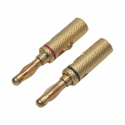 Dois conectores banana dourados com anéis vermelho e azul no fundo branco