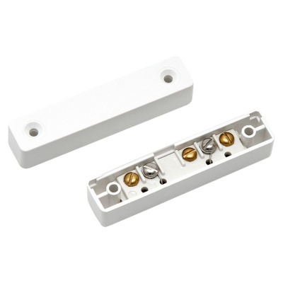 Borne elétrico branco com tampa destacada e conexões metálicas