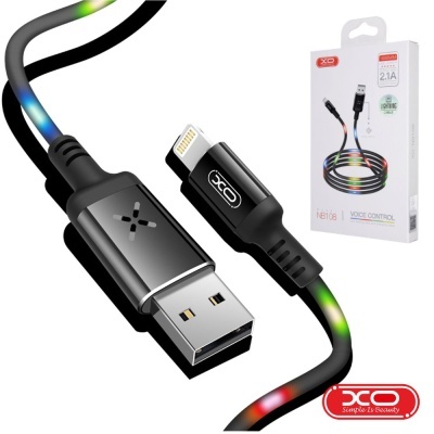 Cabo USB com conector Lightning, luzes LED coloridas e embalagem branca com texto XO
