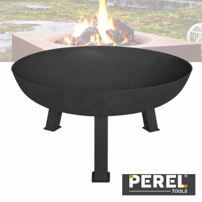 Forno ou grelhador redondo de metal preto com três pés, exterior com fogo ao fundo.