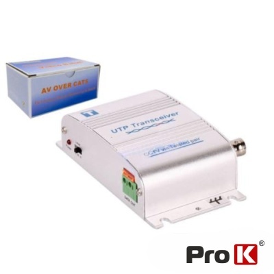 Transceptor UTP metálico prateado Pro K com texto azul e caixa azul com texto AV OVER CAT5