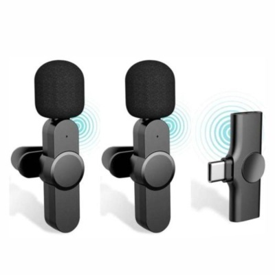 Dois microfones sem fios pretos com espuma e um transmissor USB-C preto