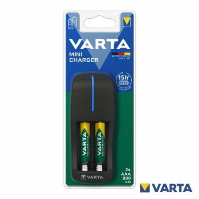Carregador mini VARTA com duas pilhas AAA na embalagem azul e verde