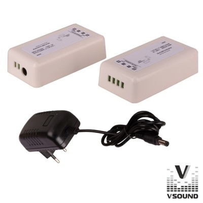 Dois dispositivos eletrónicos brancos com adaptador preto e cabo