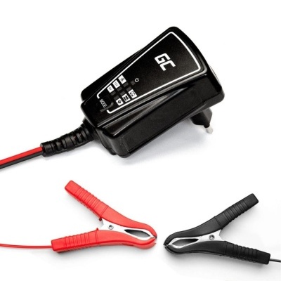 Carregador preto com cabos e garras vermelha e preta