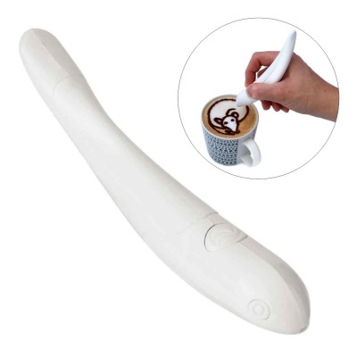 Dispositivo branco para desenhar em espuma de café e figura de urso desenhada em café