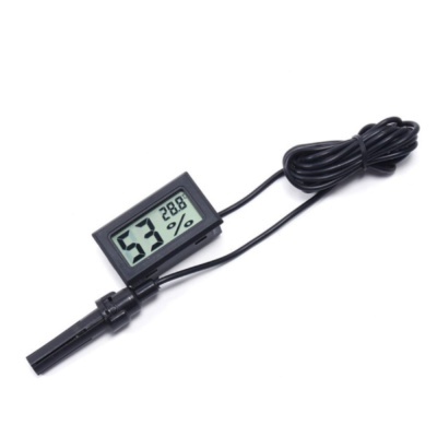 Higrómetro digital com ecrã LCD mostrando 53% e 28.8°C com cabo preto