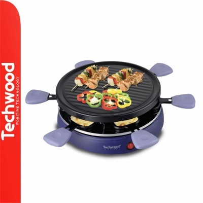 Eletrodoméstico Techwood azul com chapa grelhadora preta e espetos de comida.