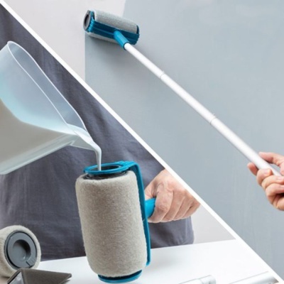 Rolo de pintura azul e branco com cabo extensor a ser utilizado para pintar uma parede cinzenta.