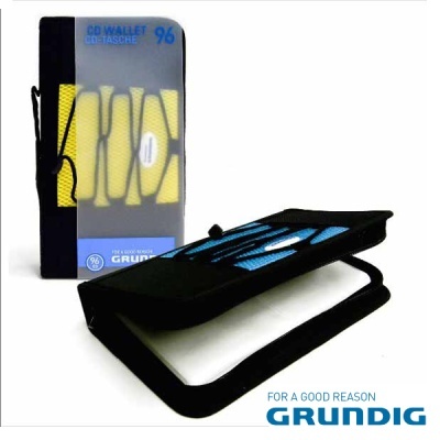 Carteira CD preta e azul aberta e embalagem cinzenta Grundig
