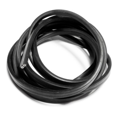 Cabo elétrico preto enrolado com fios metálicos expostos numa extremidade