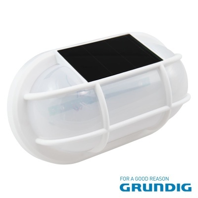 Luminária oval de parede branca com painel solar e estrutura protetora.