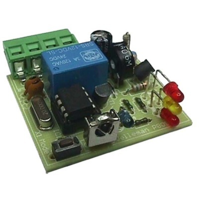 Placa eletrónica com relé azul, LEDs vermelhos e amarelo, componentes eletrónicos variados