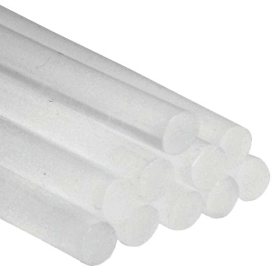 Bastões de cola quente brancos em feixe