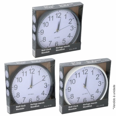 Relógios de parede redondos em caixas de embalagem, mostrador branco com números grandes e ponteiros dourados