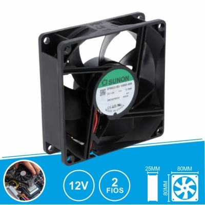 Ventoinha de refrigeração preta Sunon 12V 80x80x25mm com label central branca e verde.