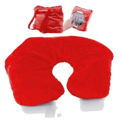 Almofada de viagem vermelha em forma de U e bolsa de transporte com tablet.