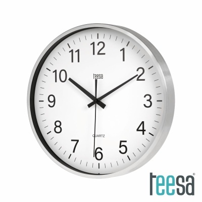 Relógio de parede redondo prateado com números e ponteiros pretos