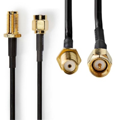 Cabo coaxial preto com conectores dourados em ambas extremidades