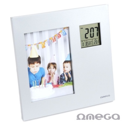 Moldura branca com foto de crianças e relógio digital Omega