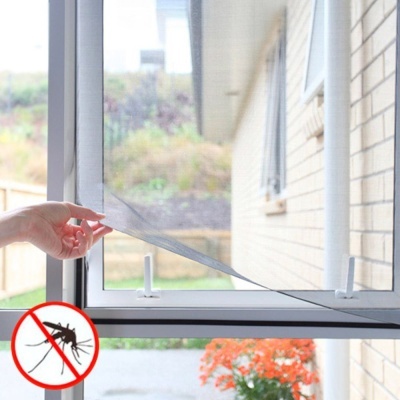 Rede de proteção para janela contra mosquitos, mão segurando a rede transparente numa janela aberta