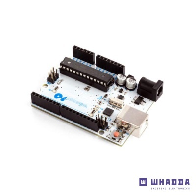 Placa eletrónica branca com microcontrolador, conetores e porta USB