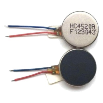 Dois motores vibratórios cilíndricos com fios azul e vermelho, um com texto impresso.