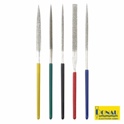 Conjunto de cinco limas coloridas com cabos em amarelo, verde, preto, vermelho e azul sobre fundo branco com logótipo amarelo