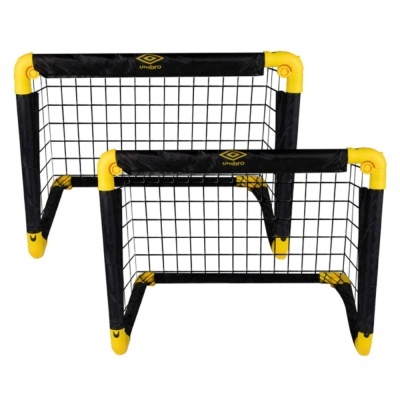 Conjunto de duas balizas de futebol pequenas pretas e amarelas com rede preta e logótipo umb ro