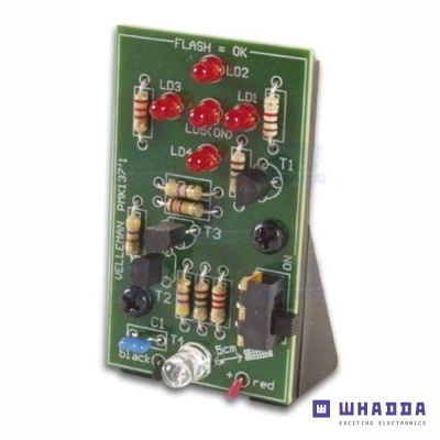 Placa de circuito impresso com LEDs vermelhos, resistores e componentes eletrónicos