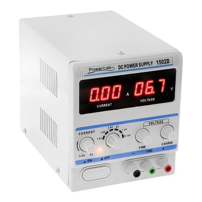 Fonte de alimentação DC PowerLab 1502D branca com visor digital e botões de controlo