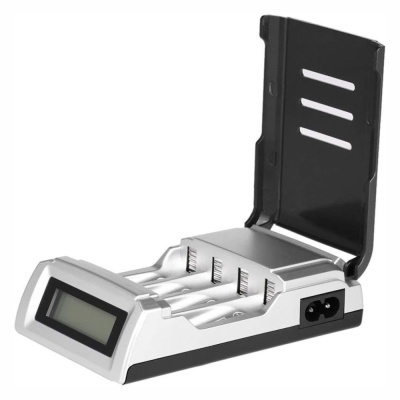 Carregador de pilhas recarregáveis AA/AAA com visor LCD e tampa preta aberta