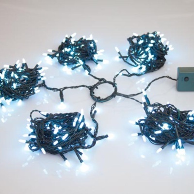 Cordão de luzes LED brancas em fios pretos com controlador cinza