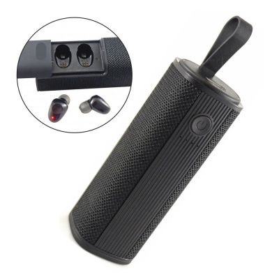 Coluna portátil preta cilíndrica com auriculares sem fios pretos e luz LED vermelha