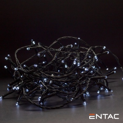 Cordão de luzes LED pretas com lâmpadas brancas acesas sobre superficie cinzenta