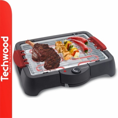 Grelhador elétrico Techwood com carne e espetadas a grelhar