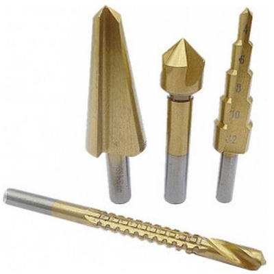 Conjunto de quatro brocas metálicas douradas em fundo branco