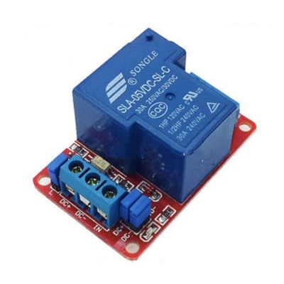 Relé azul da marca SONGLE num circuito impresso vermelho com terminais azuis